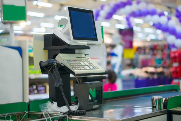 Barcodescanner-Kasse im Supermarkt Im Supermarkt werden die Waren über den Scanbereich gezogen