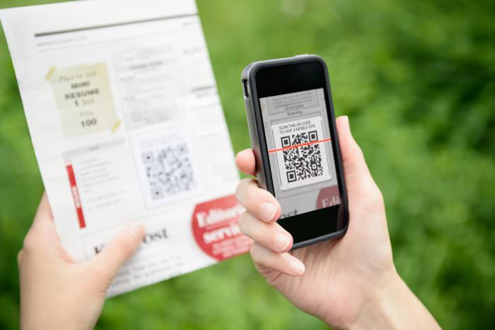 Kamera-Scanner in Smartphones Smartphone liest einen QR-Code